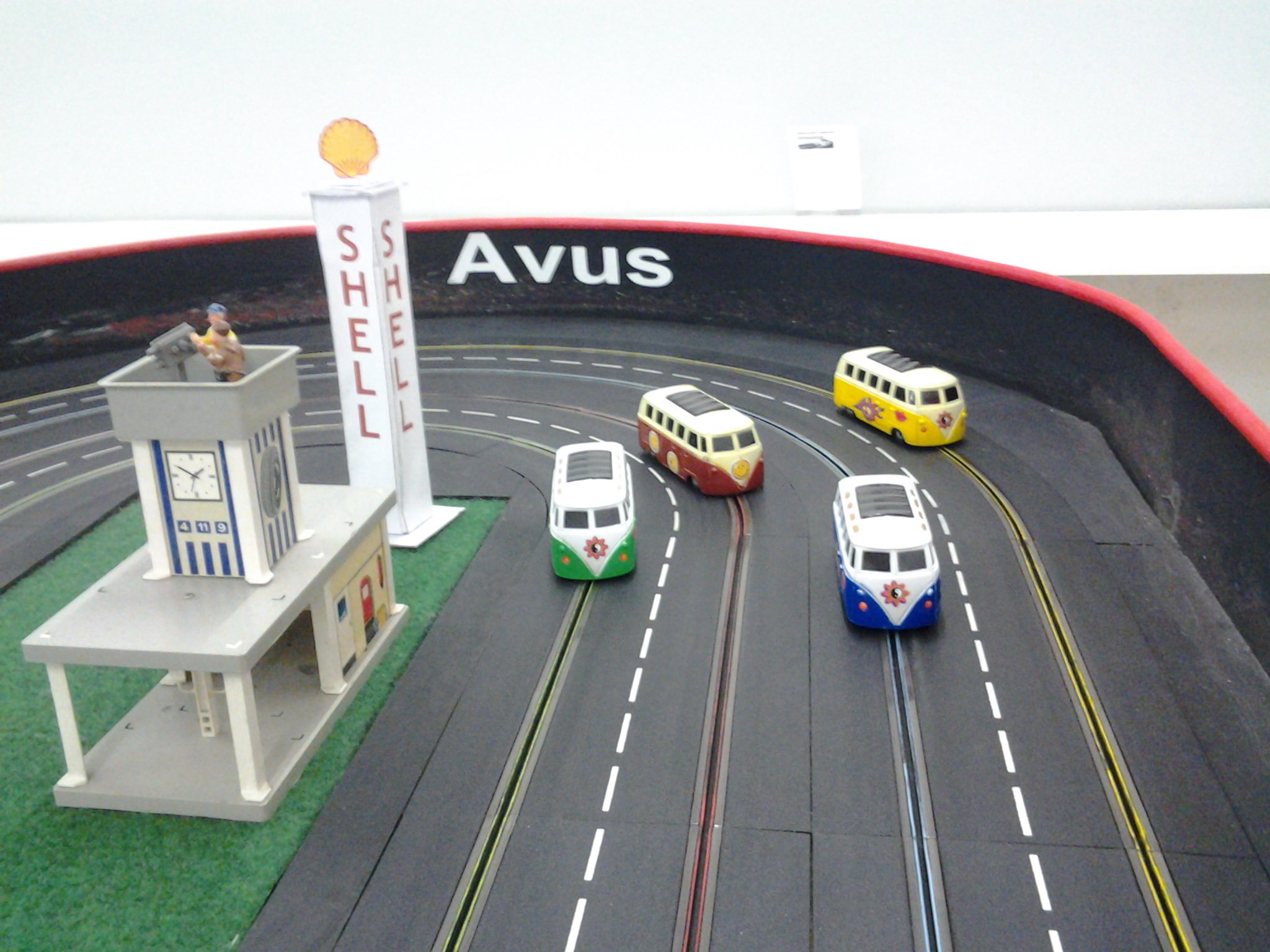 VW-Bullis auf der Carrerarennbahn